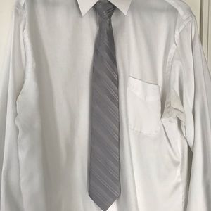 Like New! 100% Silk Perry Ellis Tie - Gray
